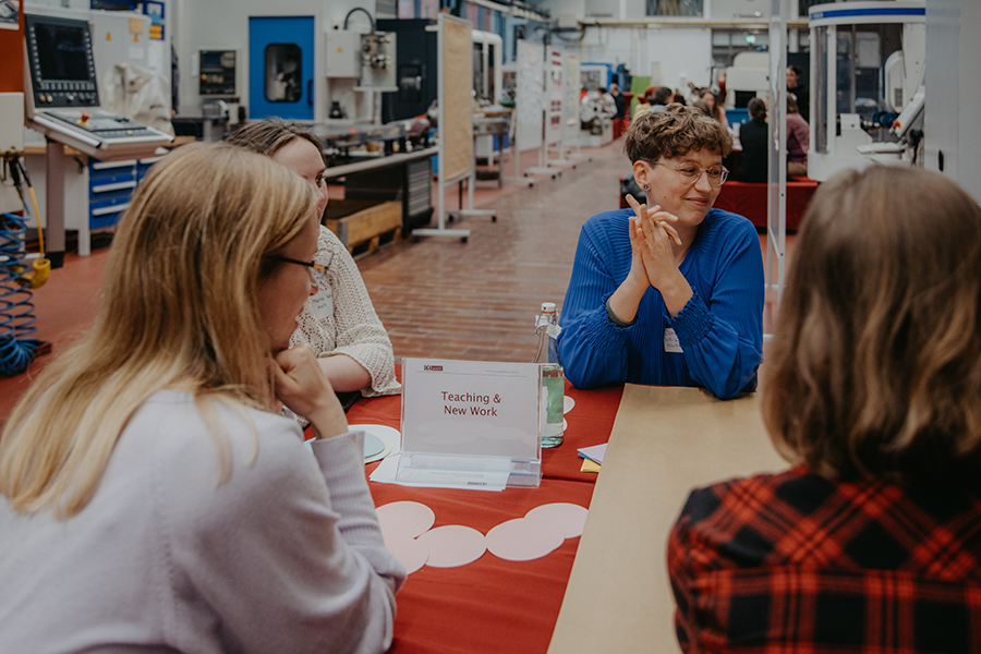 Studierende und Mitarbeitende der Uni Magdeburg tauschen sich an einem Tisch für die Gestaltung des Campus aus (c) Anna Friese Uni Magdeburg